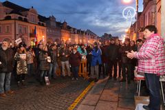 Od Domažlic po Opavu. V menších českých městech lidé protestovali proti Babišovi