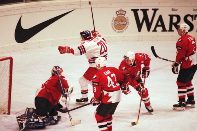 MS 1996, Česko-Kanada: Martin Procházka slaví vítězný gól