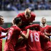 Turečtí fotbalisté slaví branku v kvalifikaci na MS 2014