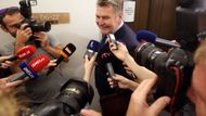 Dvakrát dostal poslanec František Petrtýl z ANO otázku, zda viděl v trestním spise důkazy o politickém manipulování. Dvakrát odpověděl, že neviděl. Obávám se, že to není rebel, ale že otázku nepochopil.