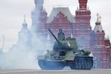 Před tribunou, na níž stál Putin a další ruští činitelé, projelo v mechanizované koloně 190 kusů vojenské a speciální techniky. Na snímku tank T-34 ze sovětské éry.