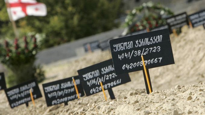 Viditelné následky rusko-gruzínské války z roku 2008. Hroby padlých gruzínských vojáků