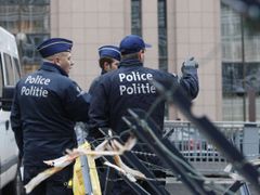 Belgičtí policisté hlídkují před budovou, v níž jednají politici z 27 členských zemí Evropské unie.