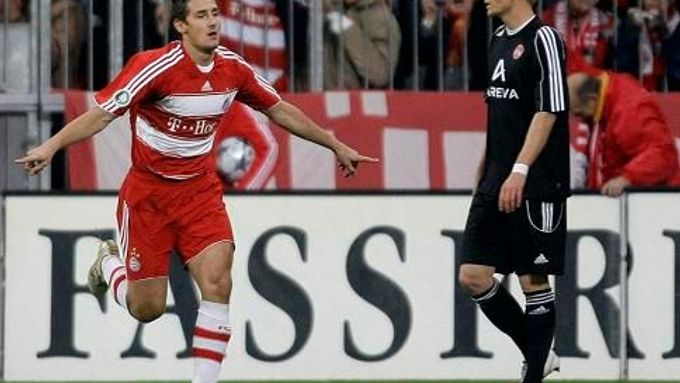 Uzdravený Miroslav Klose slaví gól do sítě Norimberku