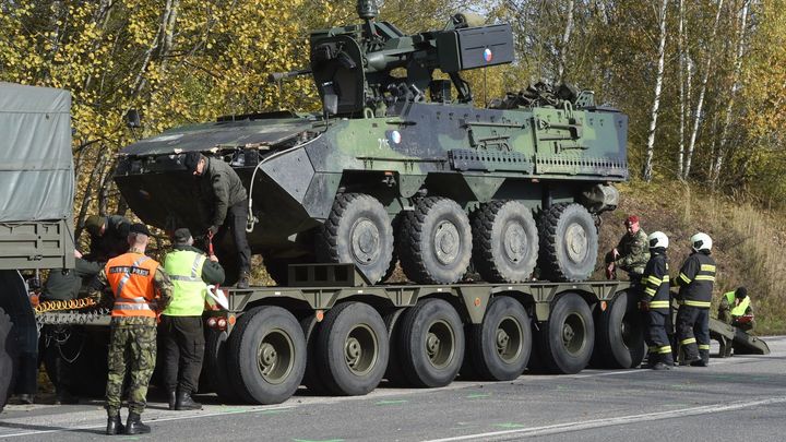 Armádě přišel účet za hromadnou nehodu pěti pandurů. Opravy vyšly na 95 milionů korun