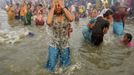 Hindu devotees take a dip during the first "Shahi Snan" (grand bath) at the ongoing "Kumbh Mela", or Pitcher Festival, in the northern Indian city of Allahabad January 14, 2013. Upwards of a million elated Hindu holy men and pilgrims took a bracing plunge in India's sacred Ganges river to wash away lifetimes of sins on Monday, in a raucous start to an ever-growing religious gathering that is already the world's largest. REUTERS/Jitendra Prakash (INDIA - Tags: RELIGION SOCIETY) Published: Led. 14, 2013, 12:03 odp.