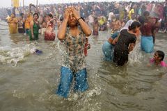 Miliony Indů se během nejsvětějšího dne ponoří do Gangy