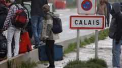 Běženci začínají opouštět Calais.
