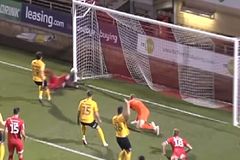 Fotbalový trapas. Útočník nedal gól ani z brankové čáry, fanoušci se mu smějí