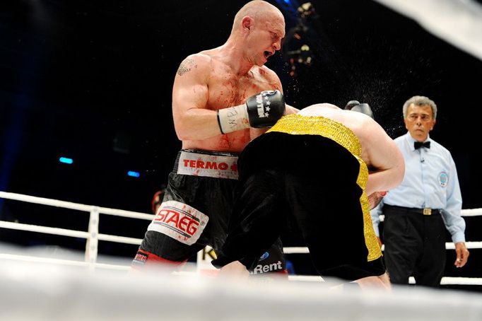 Český boxer Lukáš Konečný v prohraném souboji o titul Mistra světa v lehké střední váze WBO s Čečencem Zaurbekem Bajsangurovem.