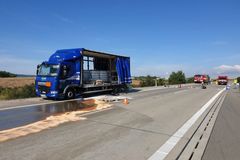 Na D1 u Kroměříže havaroval kamion převážející kyselinu, řidič se poleptal