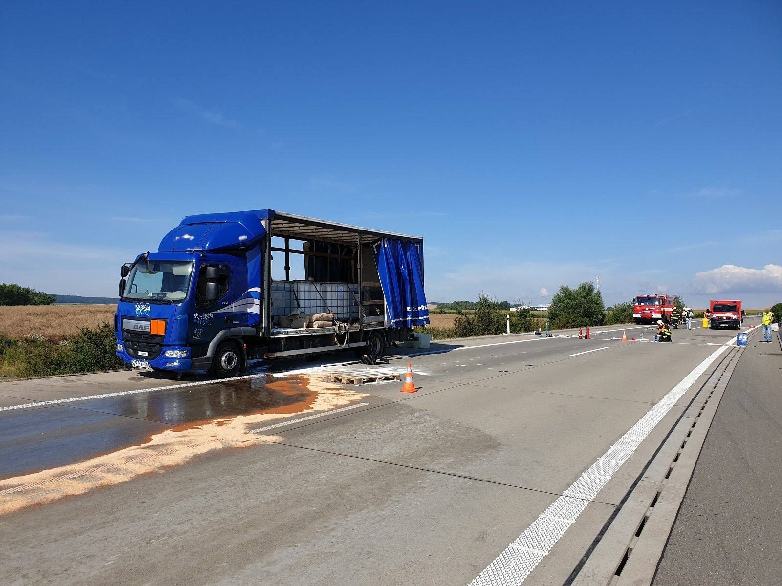 Havárie nákladního auto převážejícího barely s kyselinou sírovou na dálnici D1 u Kroměříže.