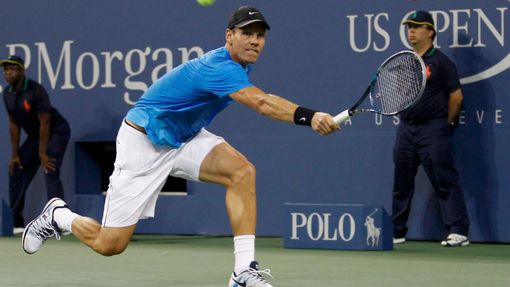 Český tenista Tomáš Berdych hraje se Švýcarem Rogerem Federerem na US Open 2012.