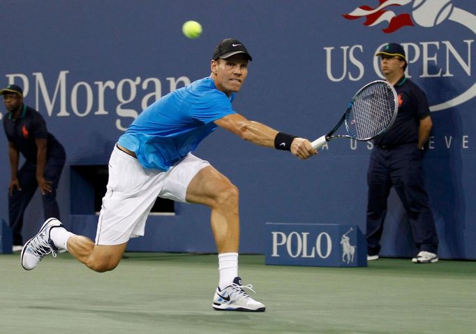 Český tenista Tomáš Berdych hraje se Švýcarem Rogerem Federerem na US Open 2012.