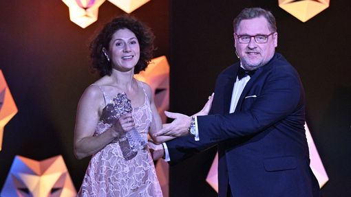 Martha Issová od Václava Kopty přebírá Českého lva za nejlepší vedlejší herecký výkon ve filmu Buko.