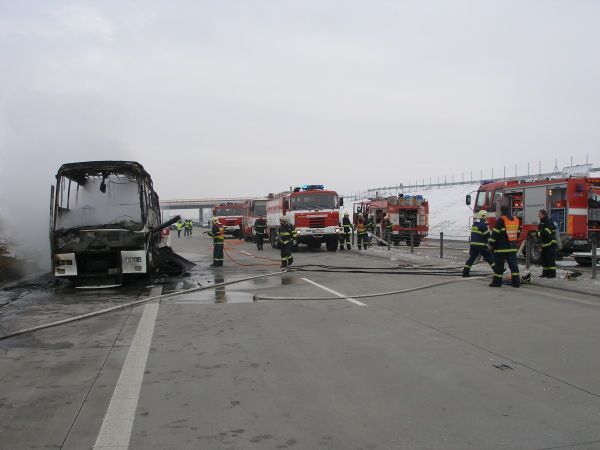 Požár autobusu na D11