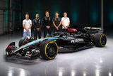 Tento rok bude ve znamení labutí písně Lewise Hamiltona (druhý zleva), který po dvanácti sezonách vymění overal Mercedesu za rudou kombinézu Ferrari.