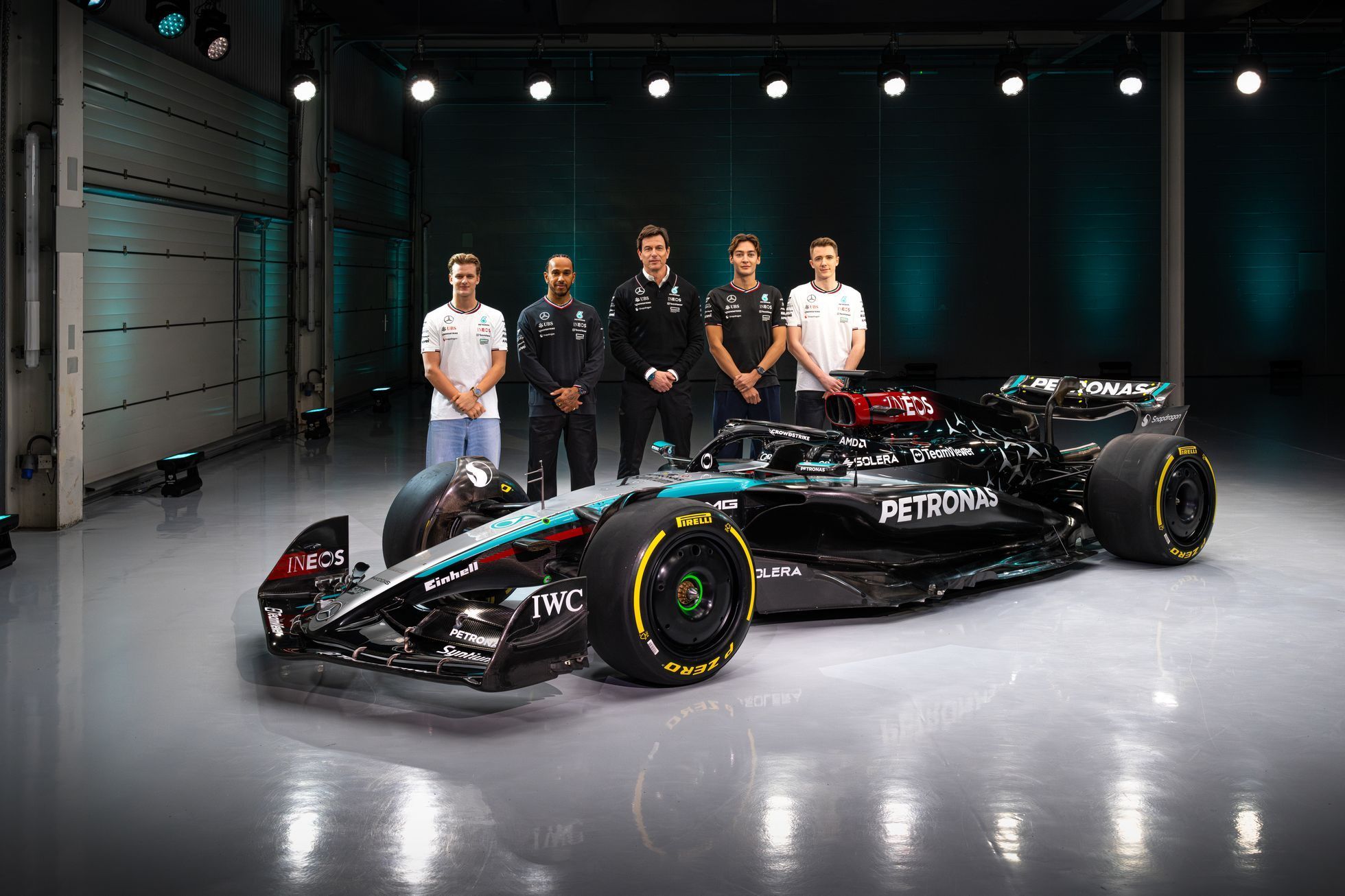 Mercedes-AMG F1 W15 E Performance - Mick Schumacher, Lewis Hamilton, Toto Wolff, George Russell a Frederik Vesti