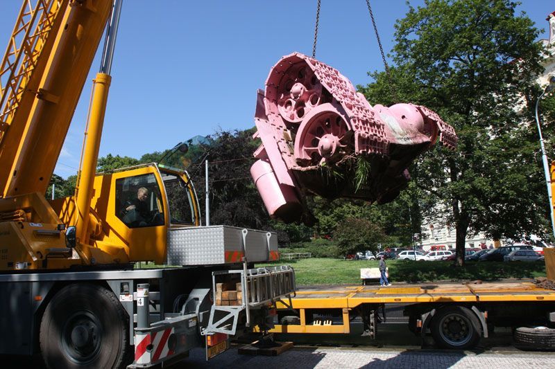 Růžový tank opět musel zmizet