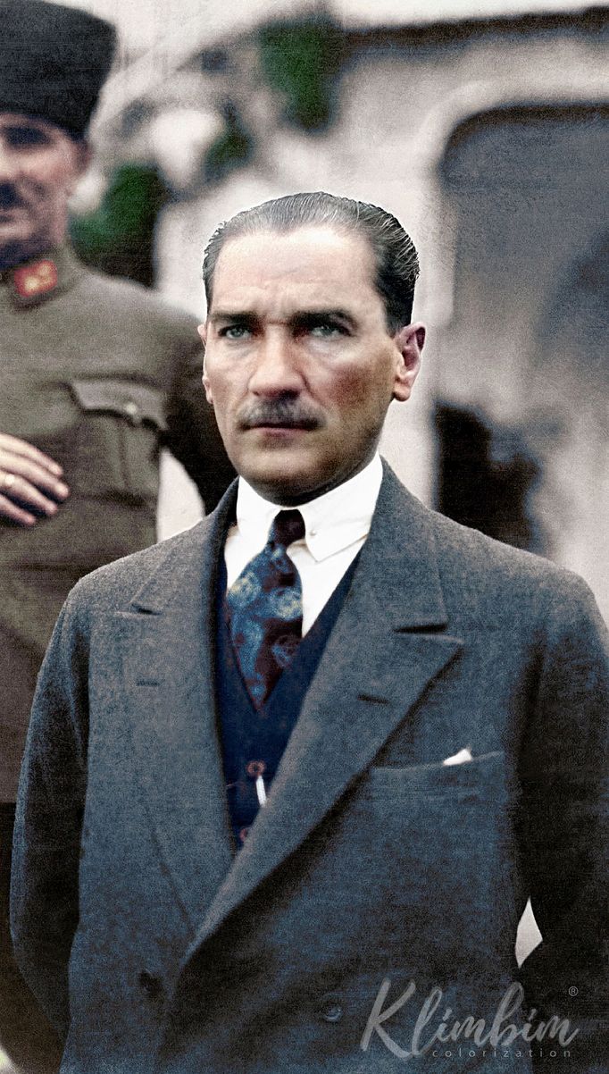 Turecký prezident Mustafa Kemal Atatürk ve své vile v Izmiru během svatby s Latife Kemal. Kolorovaná fotografie. Nedatováno.