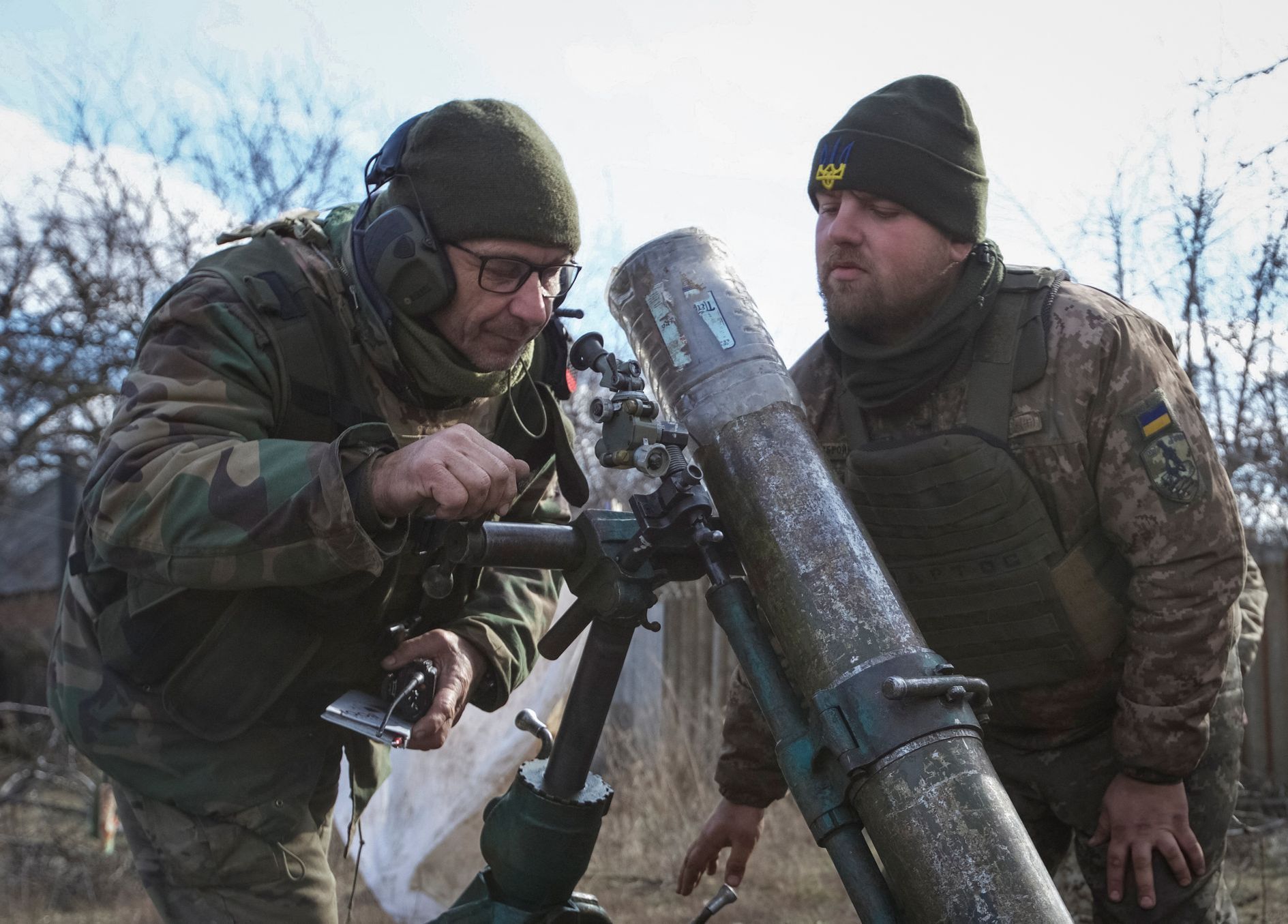 Ukrajinští vojáci na frontové linie poblíž Ruskem okupovaného města Horlivka.