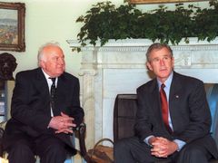 Snímek ze setkání s Georgem Bushem.