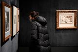 Návštěvníci si ve čtvrtek po zmírnění opatření proti šíření nového typu koronaviru prohlédli výstavu Rembrandt: Portrét člověka v pražské Národní galerii.