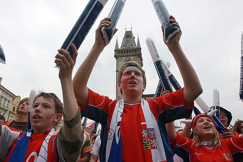 Fotbaloví fanoušci na Staroměstském náměstí