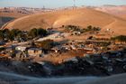 Svět kritizuje Izrael za záměr zničit beduínskou vesnici. Netanjahu demolici odložil