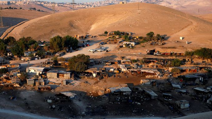 Beduínská vesnice Chán al-Ahmar.