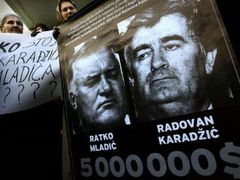 Radovan Karadžić a Ratko Mladić patří mezi nejhledanější muže. Mezinárodní trestní tribunál je před více než deseti lety obvinil z genocidy a válečných zločinů.