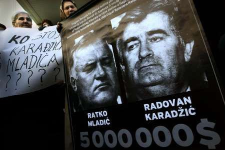 Radovan Karadžić a Ratko Mladić na plakátech