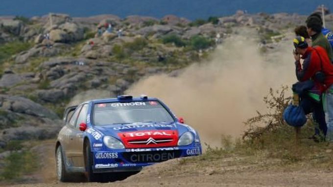 Sebastien Loeb s Citroenem Xsara WRC během rychlostní zkoušky Capilla 2 v Cordobě.