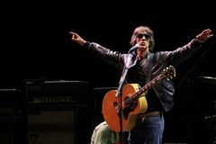 Oasis se po letech vrací na pódia. Koncertem v Cardiffu zahájili světové turné