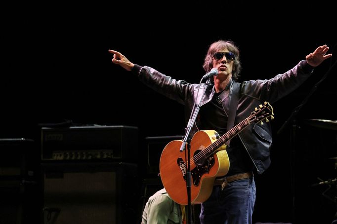 Britská skupina Oasis, která se dala dohromady loni po 15 letech, v pátek koncertem ve velšském Cardiffu zahajuje světové turné.