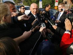 Muslimský politik Sulejman Tihić hovoří s novináři po neúspěšných jednáních.
