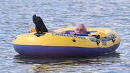Relaxace ve člunu na rybníce v Novém Veselí byla zpravidla součástí Zemanovy dovolené.