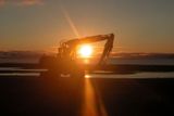 Přes léto v Longyearbyenu probíhají stavební práce 24 hodin. Slunce totiž nezapadá. Bagry vyjíždějí na stavbu i o půlnoci (na snímku)