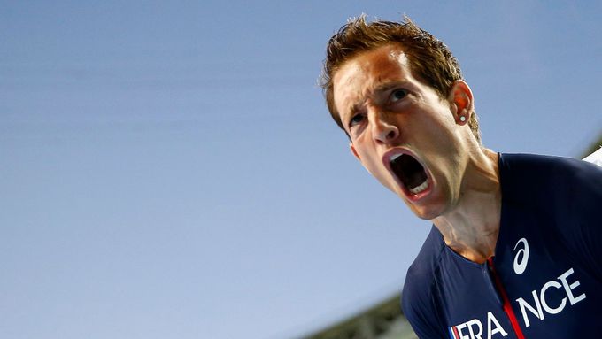 Francouzský tyčkař Renaud Lavillenie skočil na halovém mítinku v Doněcku 616 cm a překonal světový rekord Sergeje Bubky.