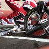 Lotyšský bikrosař (BMX) Edzus Treimanis padá na OH 2012 v Londýně.