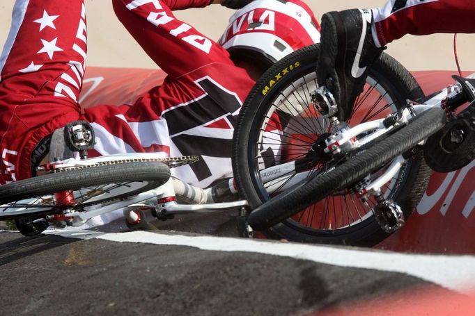 Lotyšský bikrosař (BMX) Edzus Treimanis padá na OH 2012 v Londýně.