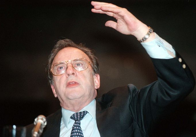 Ronald Harwood při besedě v pražském Divadle v Celetné, březen 1998.