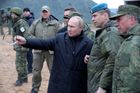 Ruský prezident Vladimir Putin na inspekci vojenského výcvikového tábora.