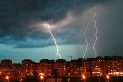 Česko zasáhly silné bouřky. Padaly stromy, vypadla elektřina a voda zatopila sklepy