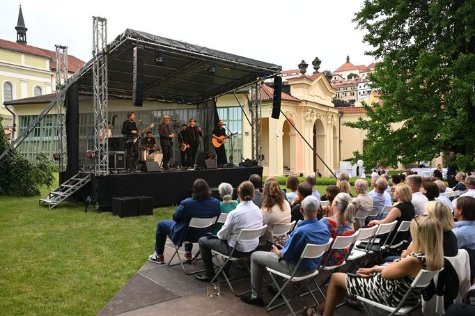 Snímek z koncertu Kafka Bandu na zahradě německého velvyslanectví v Praze.