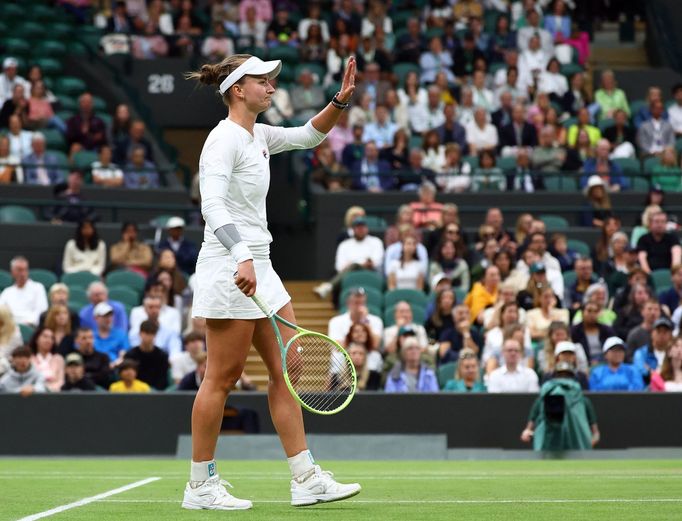 Barbora Krejčíková v osmifinále Wimbledonu 2024 s Danielle Collinsovou