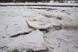 Když se plovoucí kry dostanou pod led, ucpou koryto a voda teče, kam nemá.