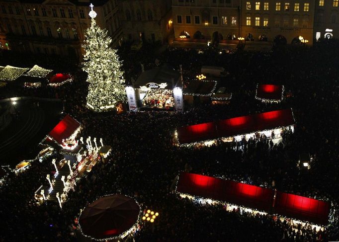 Na pražském Staroměstském náměstí se krátce po setmění rozsvítil 26. listopadu tradiční vánoční strom.