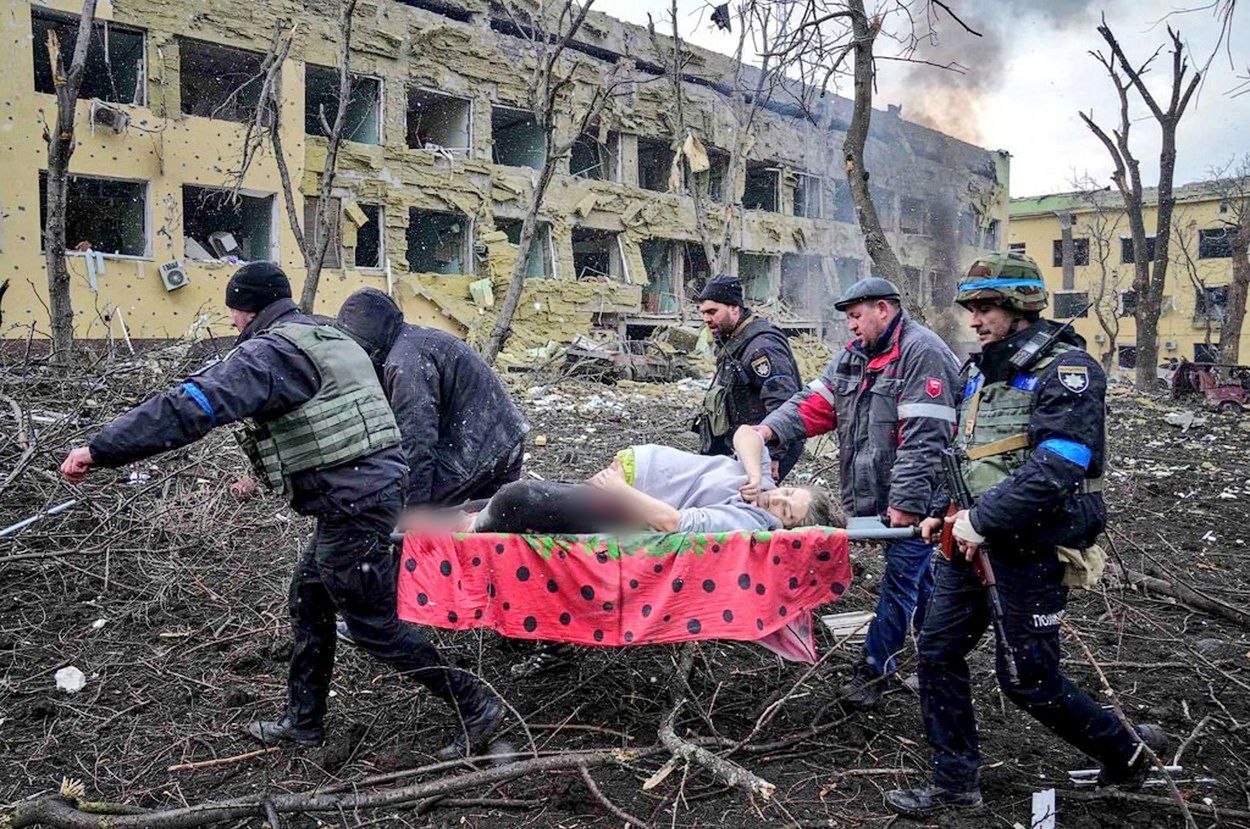 Foto / 9. 3. 2022 / Mariupol / Vybombardovaná porodnice, Mariupol / Zranění / Těhotná žena /