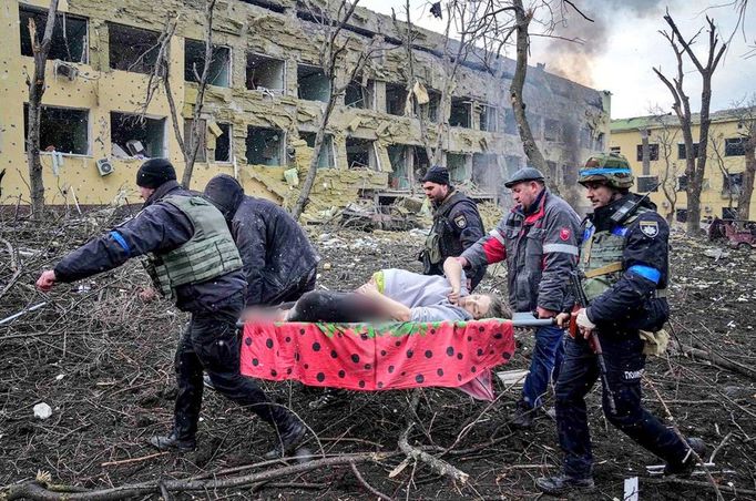 Těhotná žena je přenášená na nosítkách. Záběr na následky ruského bombardování dětské nemocnice a porodnice v ukrajinském městě Mariupol. 9. 3. 2022